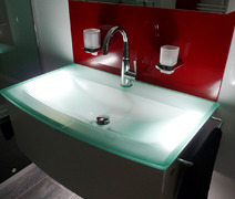 Wunderschöne Waschtischanlage aus Glas für ihr neues Badezimmer von der Bassena Badmanufaktur.